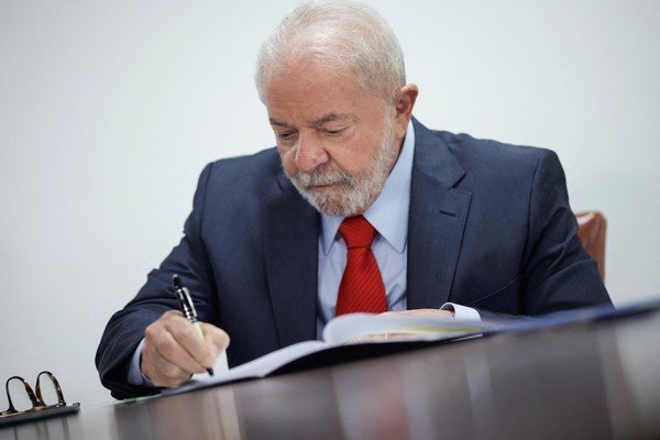 Lula veta exigência de exame toxicológico para obtenção de CNH nas categorias A e B; carteira social é sancionada