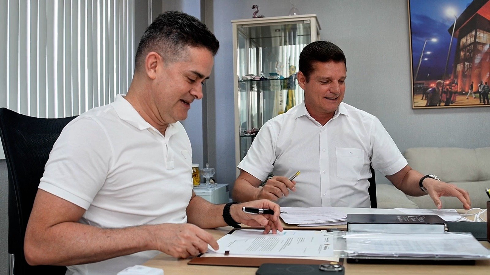 David Almeida assina PL que garante Passe Livre Estudantil aos alunos da rede municipal