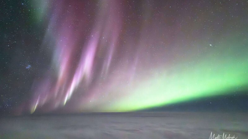 Jato de plasma solar canibal atinge a Terra e provoca show de auroras