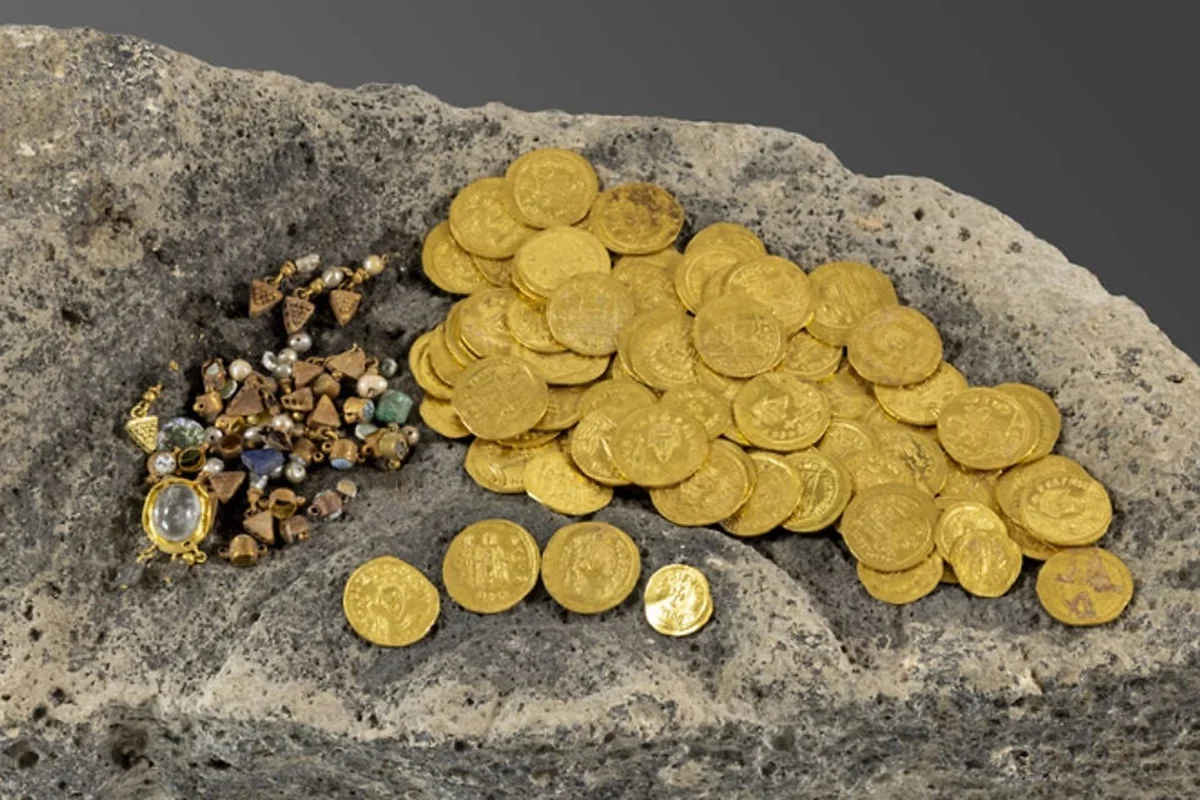 Cientistas acham tesouro com moedas de ouro e joias de 1,4 mil anos