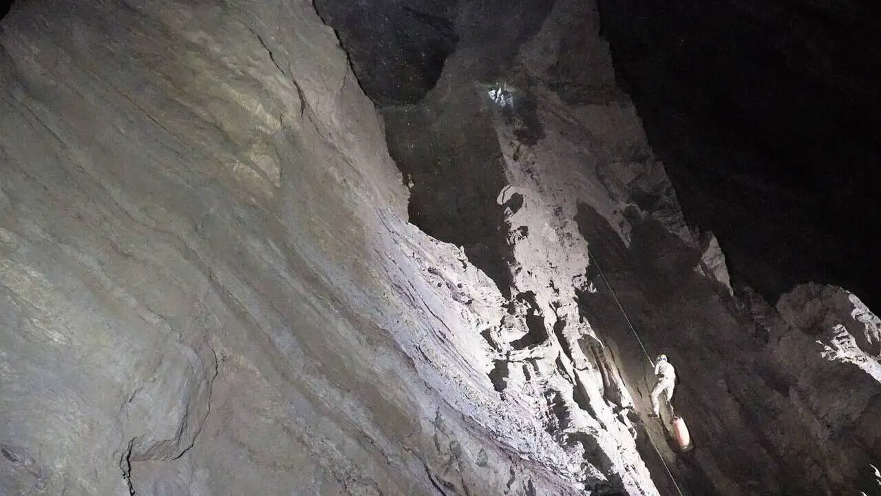 Criaturas únicas vivem em completa escuridão na Caverna Veryovkina