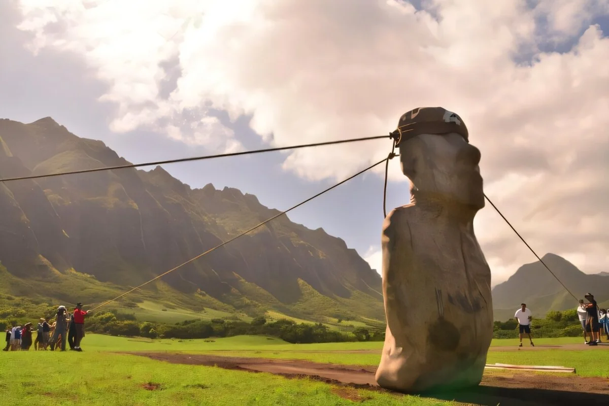 Estátuas moai eram transportadas com auxílio de cordas, revela estudo