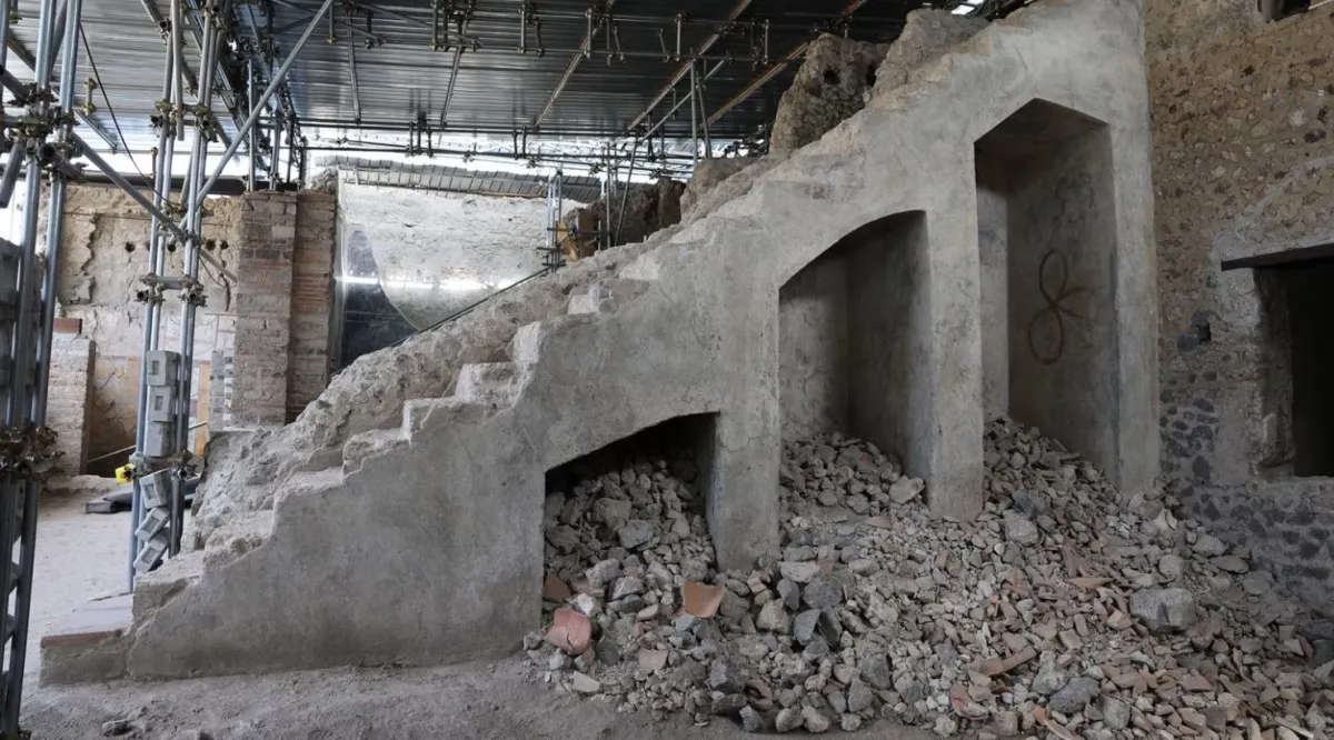 Escadaria monumental revela possível torre perdida na antiga Pompeia