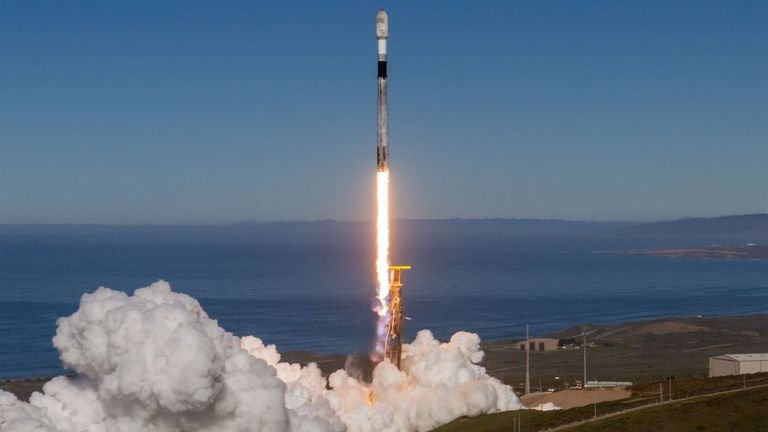 Empresa brasileira lança três satélites educacionais em missão da SpaceX