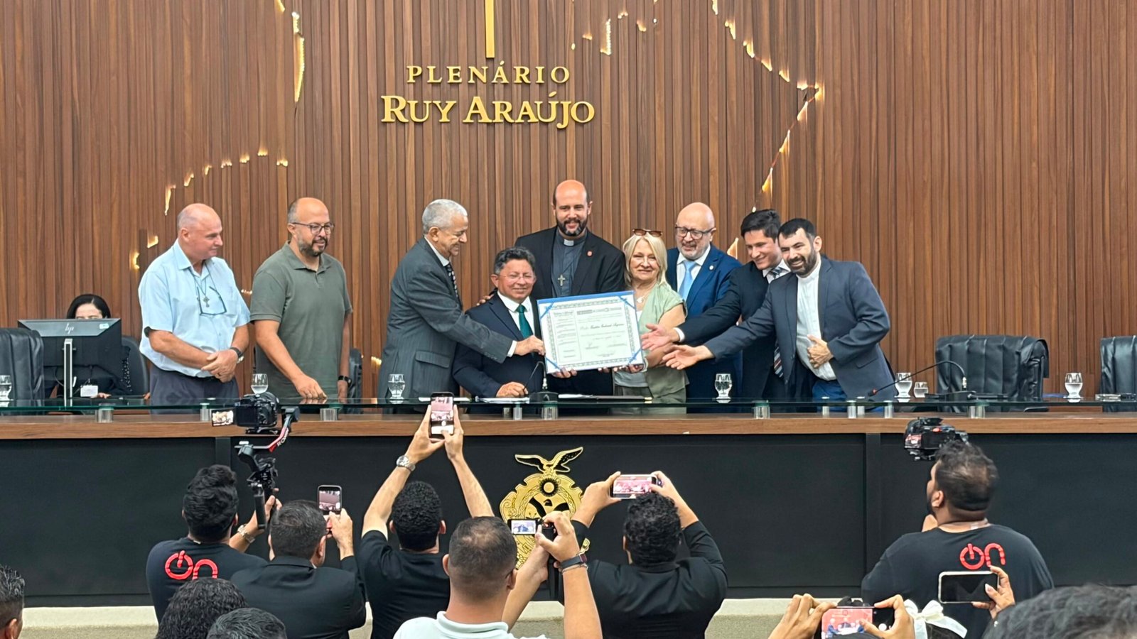 Deputado Sinésio Campos homenageia padre Gastón Gabriel com Título de Cidadão do Amazonas por legado de transformação social