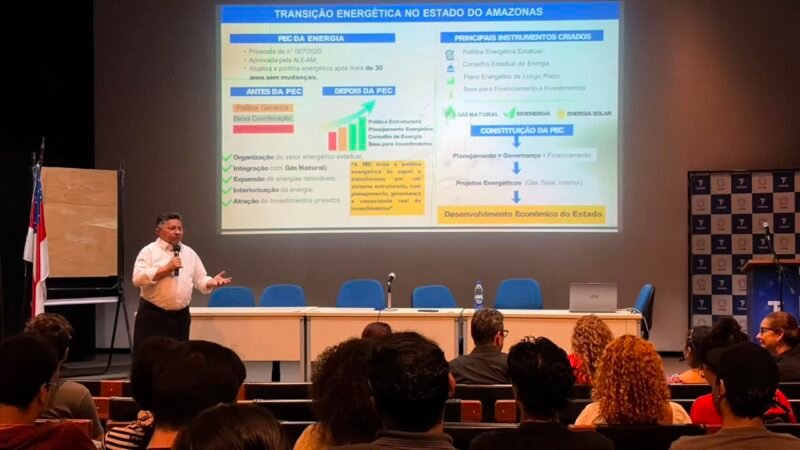 Sinésio Campos ministra palestra sobre transição energética para estudantes de Engenharia da Ufam