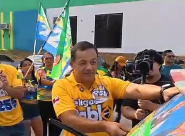 Sabadão teve adesivagem de Delegado Pablo, com mais de 1 mil veículos em apoio à campanha de deputado federal