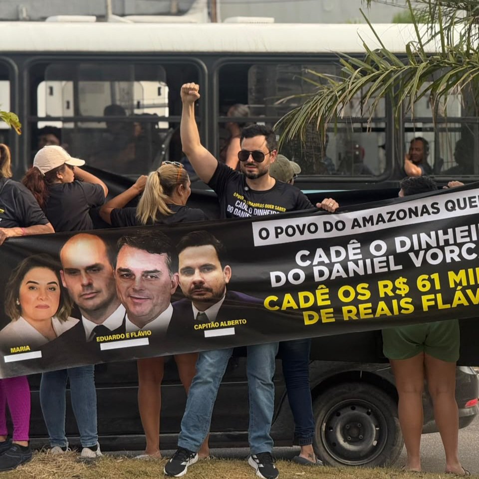 Em frente ao Dulcila, Delegado Tayah mobiliza militantes e faz críticas à visita de Flávio Bolsonaro ao Amazonas