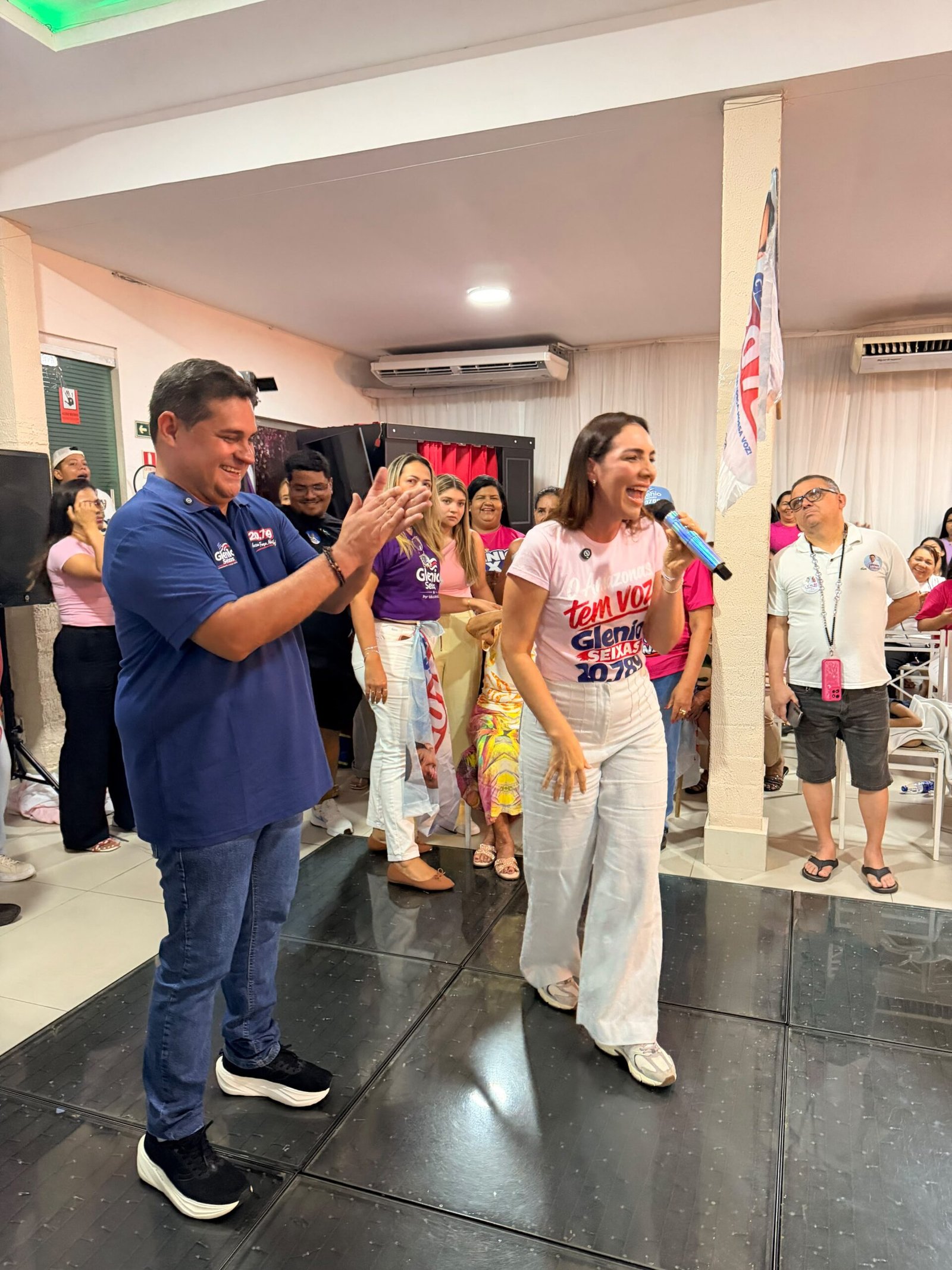 De mãos dadas com elas, Glenio Seixas reúne mais de 600 mulheres em ato e apresenta propostas para o público feminino