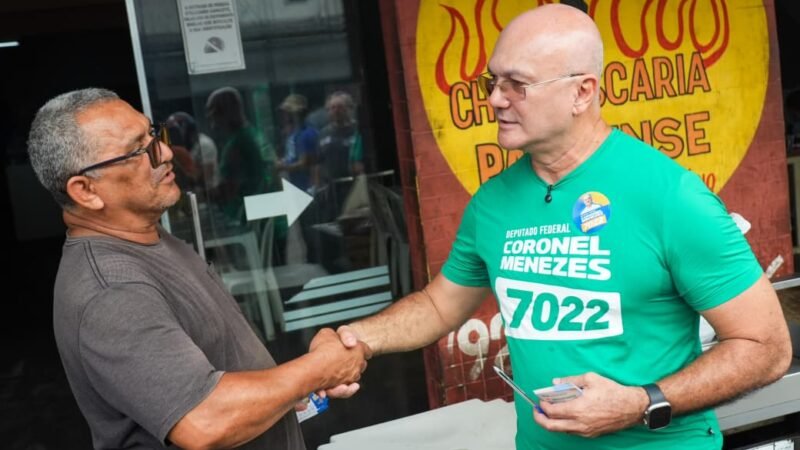 Na Rua do Fuxico, Coronel Menezes reforça compromisso com o comércio