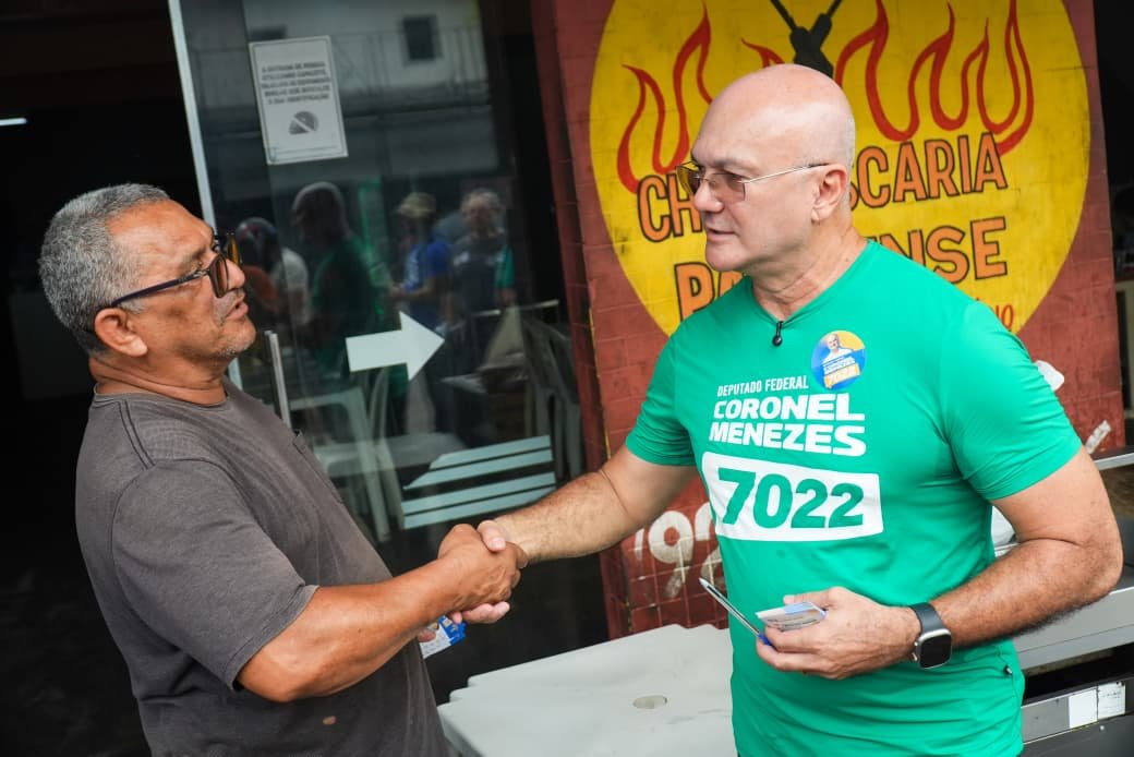 Na Rua do Fuxico, Coronel Menezes reforça compromisso com o comércio